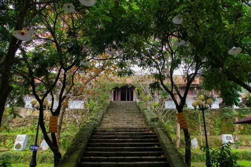  Lối bậc thang dẫn lên chùa Phật tích